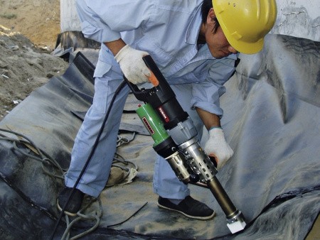 Ручной сварочный экструдер FUSION 3 в подзменом строительстве